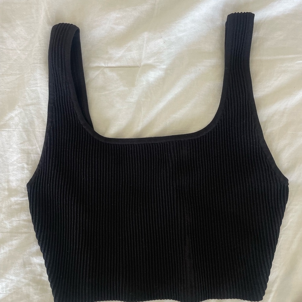 Aritzia | Babaton Ribbed Scoop Crop Tank Tops - Black & Cream (2 pk) - Picture 3 of 9